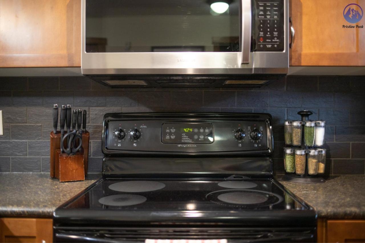 Fire Mountain Two Bedroom Condo Canmore Esterno foto