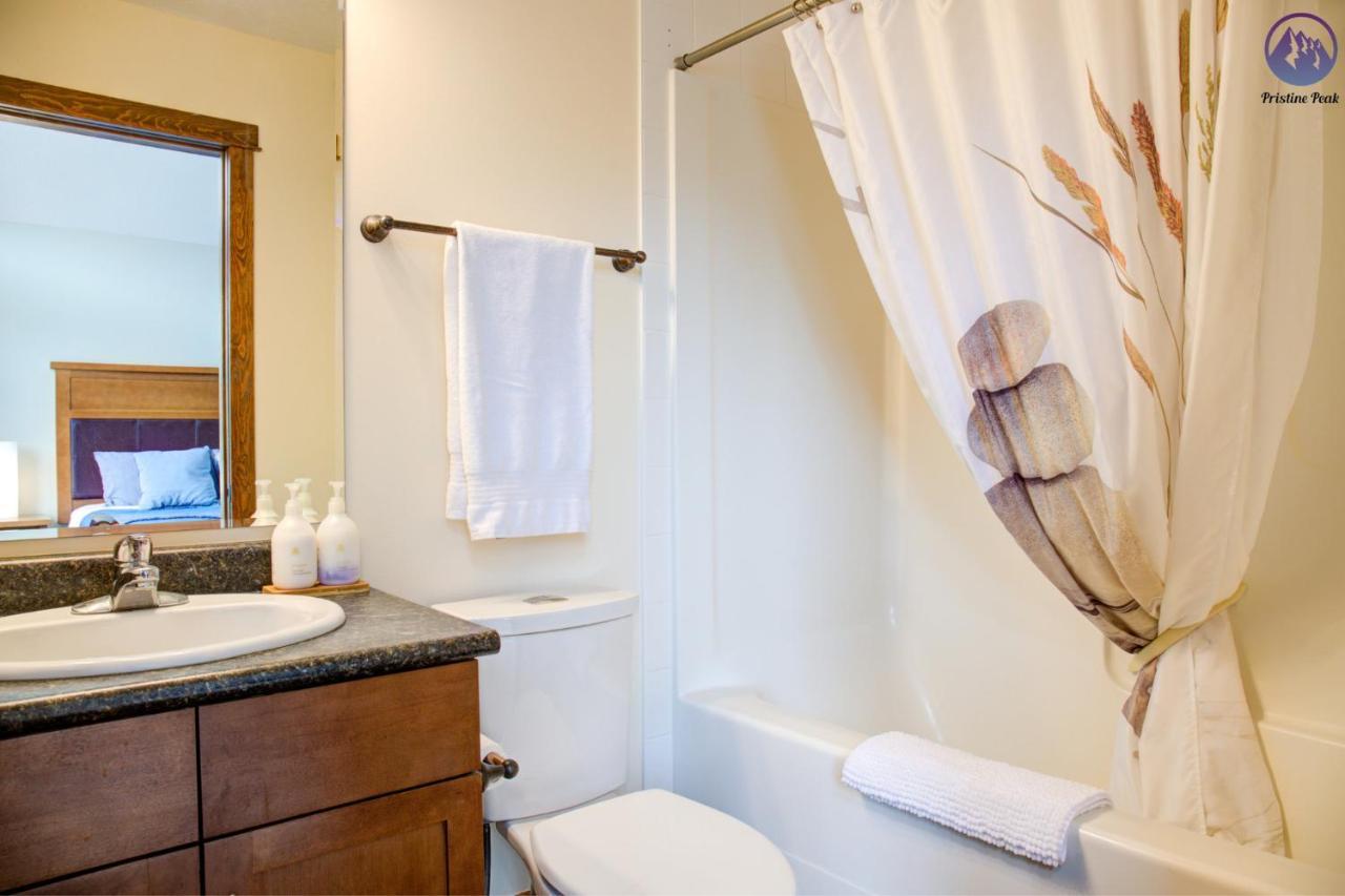 Fire Mountain Two Bedroom Condo Canmore Esterno foto